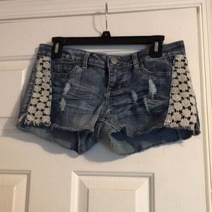 Jean booty shorts